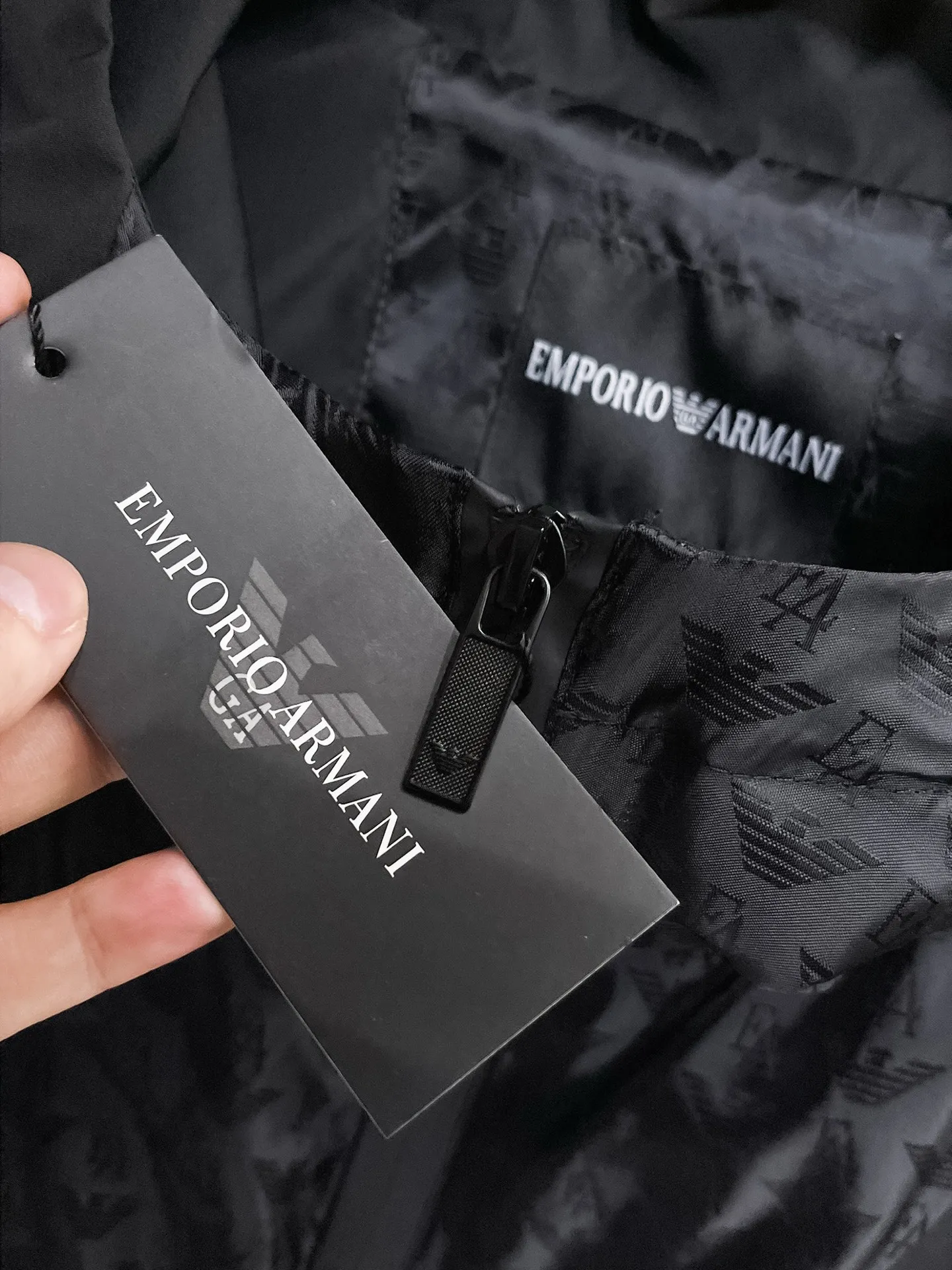 Armani official website Same Style, complete with three labels, on sale in advance. 2026 Autumn and Winter New Arrival men's jacket, Original with complete three labels, Premium version. Custom-made fabrics at the counter. Breathable, high comfort, impeccable details, brand element design concept, reflecting high quality. It feels delicate and soft, presents a casual cut, and has a great upper body shape. Sizes: M～3XL,